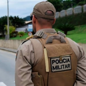 Sob efeito de drogas, homem ameaça mulher e quebra para-brisa de carro