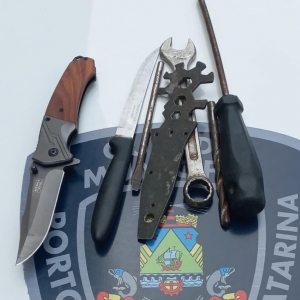 Atendente de farmácia é agredida com puxões de cabelo e socos em assalto