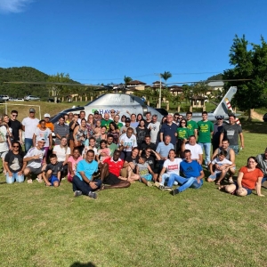 Luciano Hang visita Comunidade Bethânia entrega presentes e voos de helicóptero