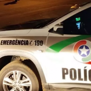 Motociclista bêbado bate em carro, tenta fugir e é detido pela PM