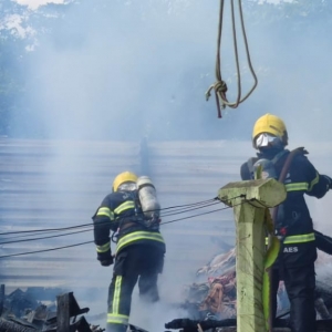 INCÊNDIO: Barulho de janela quebrando alertou moradora de incêndio 