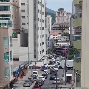 'Calor, praia, sol e, congestionamento': Ônibus trava trânsito e necessita de intervenção