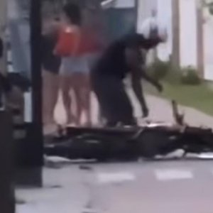 Flagrante de imprudência: Motociclista cai após tentar empinar moto em calçadão