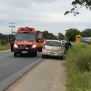 Acidente na SC-410: Condutor perde controle e veículo com cinco pessoas sai da pista