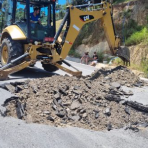 Rompimento de adutora destrói asfalto interrompe tráfego entre Porto Belo e Bombinhas