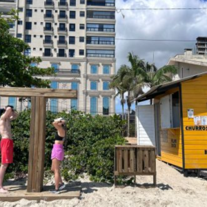 VERÃO: Balneário Perequê instala chuveiros e lixeiras na orla da praia