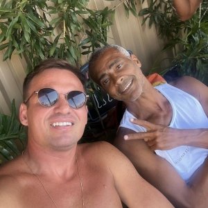 Encontro de Estrelas: Romário bate uma bola com empresário de Itapema