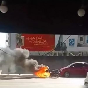 SUSTO: Motocicleta inesperadamente pega fogo em via pública