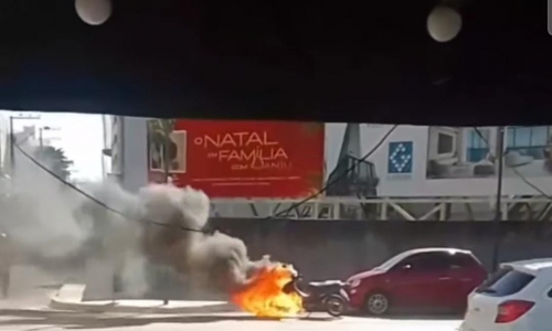SUSTO: Motocicleta inesperadamente pega fogo em via pública