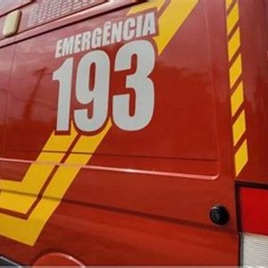 Homem cai de telhado de aproximadamente 3 metros de altura