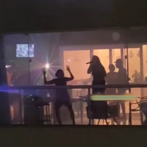 Festividade noturna em sacadas de prédios na região divide opinião entre moradores