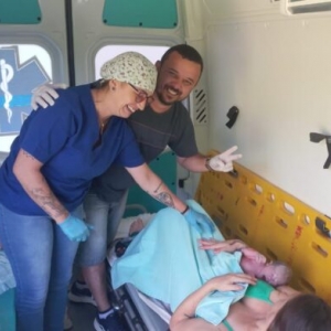Apressadinho, bebê nasce dentro de ambulância a caminho de hospital