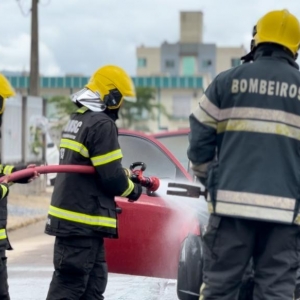 Após problemas elétricos, carro pega fogo em Tijucas