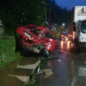 GRAVE ACIDENTE: Jovem fica preso às ferragens em colisão entre carro e caminhão 