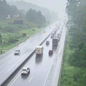 Chuvas e acidentes na BR-101 causam trânsito caótico 