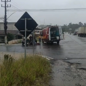 Acidente na SC-410 entre carro e moto deixa motociclista ferido 
