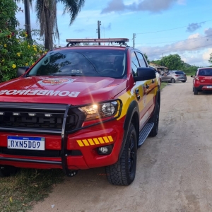 Mulher que teria se jogado na praia de Tijucas invade casa e tenta ameaçar polícia