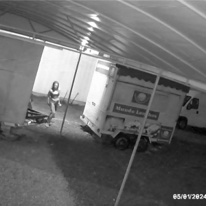 Autora de furto em lanchonete em Tijucas é flagrada por câmera, mas permanece impune