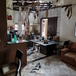 Morador queima a mão ao tentar salvar móveis de incêndio em casa