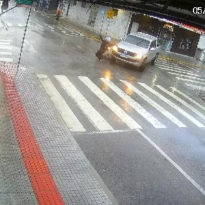 Ciclista é atropelada por caminhonete e por pouco não cai embaixo do carro