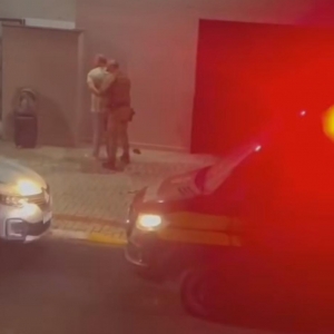 Moradores vizinhos intervêm e salvam mulher de violência doméstica 