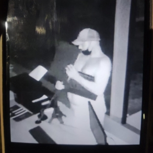 Criminoso, flagrado por câmeras, furta computadores de empresa de arquitetura 