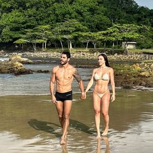 Cantor sertanejo curte dia na Praia do Plaza em Itapema, acompanhado da namorada