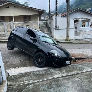 Moradores enfrentam transtornos com buraco causado por serviço inacabado do Samae
