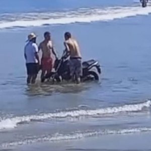 Guardas a pé conseguem capturar motociclista que tentou fugir pela praia