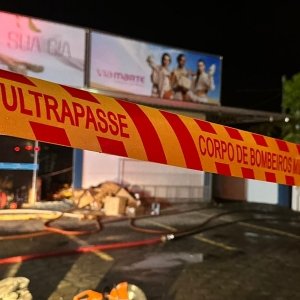 Incêndio atinge loja de calçados e danos materiais são registrados