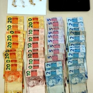 Alegou desemprego: Traficante é preso com R$ 403 e 22 pedras de crack já prontas para venda