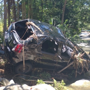 Carro com gestante é arrastado pela água; Moradores pedem ponte há mais de um ano