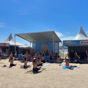 Arena Verão + SUPER do grupo Koch agita a praia com diversão para toda família