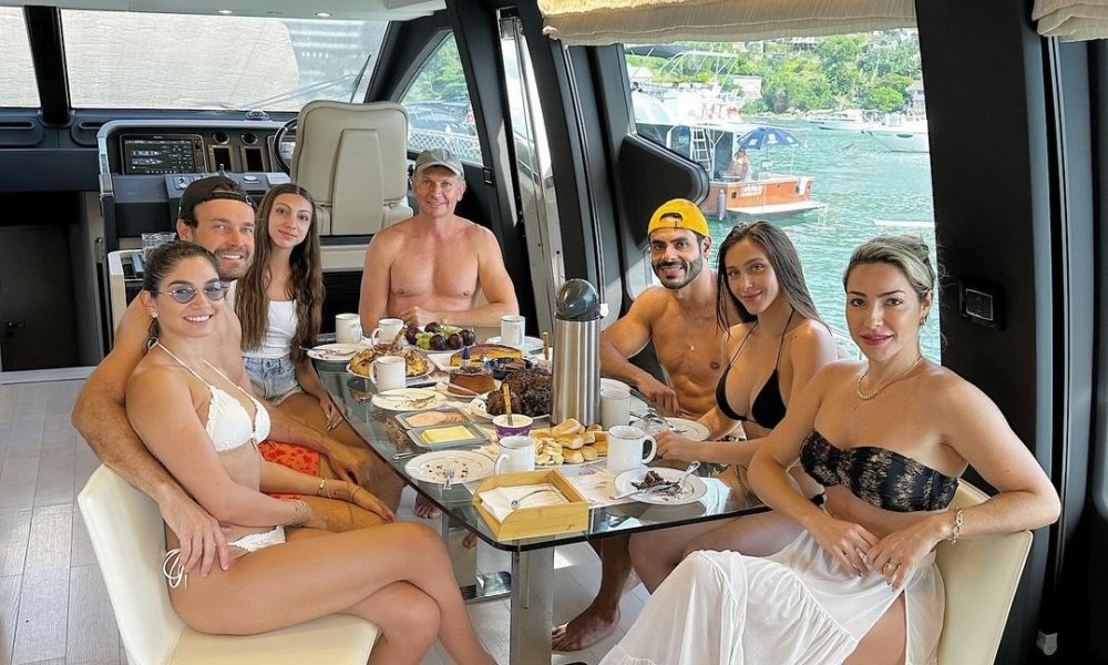 Empresários e artistas se reúnem em café em praia da região