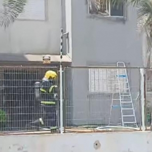Vizinhos se mobilizam para conter incêndio em apartamento com possível vítima trancada
