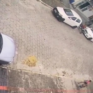 VÍDEO: Criança de 5 anos é atropelada e arrastada por carro enquanto brincava na rua