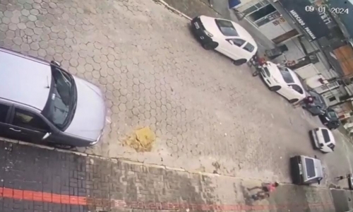 VÍDEO: Criança de 5 anos é atropelada e arrastada por carro enquanto brincava na rua