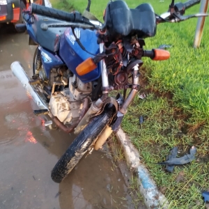 Motocicleta fica destruída em colisão com vítima na SC-410 em Canelinha