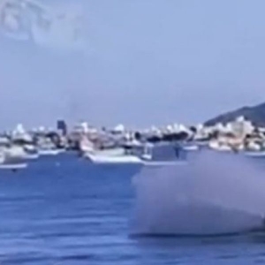 Marinha busca piloto que ‘apanhou’ após fazer manobras perigosas perto de banhistas