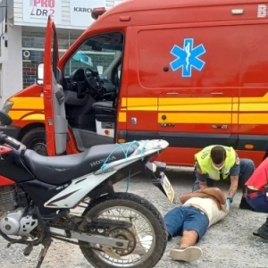 Moto cai sobre pé de motociclista em acidente na SC-410 nesta manhã