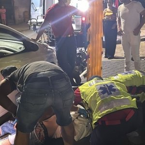 ‘Veio em alta velocidade’, diz dono de carro. Acidente deixa motociclista ferido