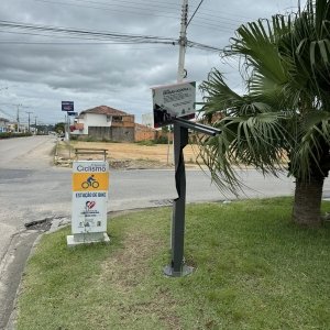 Estações de bicicleta em Tijucas são alvo de vandalismo, prejudicando ciclistas e turistas