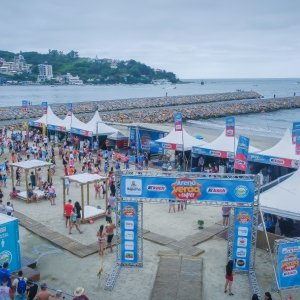 VÍDEO: Arena Verão + SUPER do Grupo Koch agita Itapema; Balneário Camboriú também receberá ação