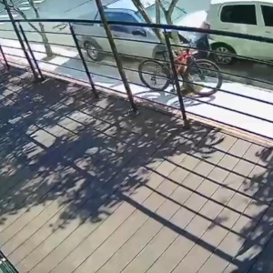 Motorista com sinais de embriaguez e suspeita de uso de drogas acerta carros estacionados