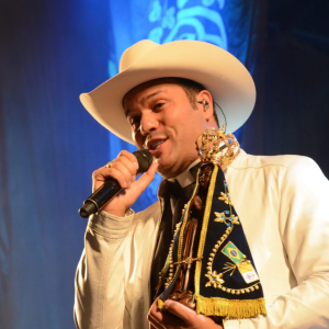 Padre Alessandro Campos leva música e fé à Praça da Paz em Itapema neste sábado