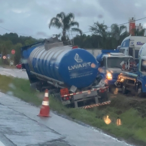 Carreta sai da pista na BR-101: Acidente deixa via marginal bloqueada