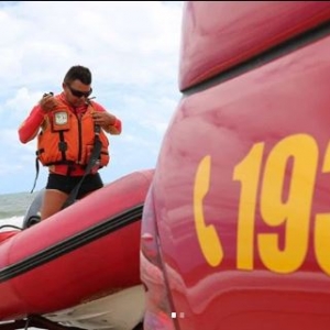 Idoso de 85 anos morre afogado na praia após tentativas exaustivas de reanimação