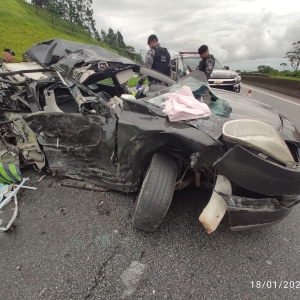 Acidente grave entre carro e duas carretas resulta em duas mortes na BR-101