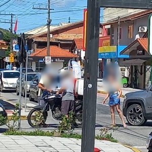 Turistas e comerciante se envolvem em discussão em meio ao caos no trânsito