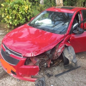 Carro invade pista contrária na SC-108 e motorista foge sem prestar socorro à vítima